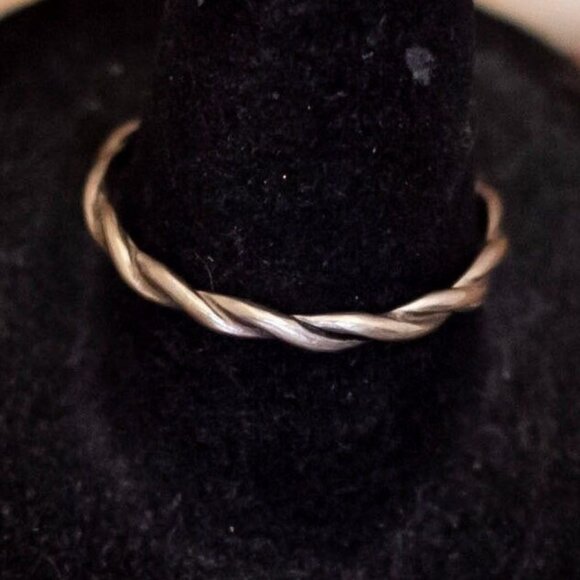 Size 9, Vintage Spiral Waves Sterling Silver Ring by Avon - W27 - Picture 1 of 3